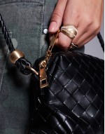 weave crossbody bag in black